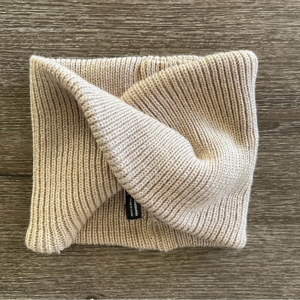 Zara Taupe Ribbed Knit Accessory